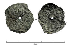 ACE-3014 - AppliquebronzeApplique indéterminée, circulaire, décorée de cercles pointés parfois disposés dans des couronnes concentriques.