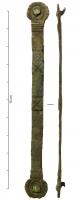 ACE-4027 - Applique de ceinturebronzeLongue bande plate et étroite, ornée d'incisions transversales et/ou de groupes de croix, équipée à chaque extrémité d’un appendice circulaire portant les rivets de fixation.