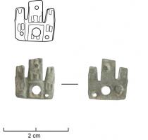 ACE-7030 - Paillette castelliformecuivreObjet moulé assez massif, rectagulaire avec trois tours dont une tour centrale plus élevée, une perforation centrale décorative au niveau de la porte du 