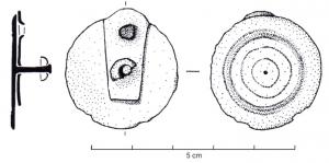 ACG-4030 - Applique de cingulumbronzeTPQ : 1 - TAQ : 100Applique circulaire ornée de cercles concentriques incisés, en tôle emboutie, bord retombant; fixation pointue au revers, nécessitant l'utilisation d'une rondelle sertie lors de la mise en place; parfois une languette latérales fixées sur l'axe central.