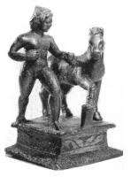 ACH-4015 - Applique de charbronzeTPQ : 200 - TAQ : 400Figurine plastique sur socle quadrangulaire, ouvert à l'arrière et par-dessous : Dioscure nu (reconnaissable à son pilos), tenant par la bride un petit cheval qu'il fait courir.