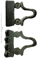 AGC-2031 - Agrafe de ceinturebronzeTPQ : -130 - TAQ : -70Contre-agrafe de ceinture formée d'une plaque rectangulaire d'où émerge une boucle supportée par deux disques moulurés.
