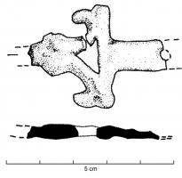 AGC-3018 - Agrafe de ceinturebronzeAgrafe de ceinture triangulaire, à ajour triangulaire ; contre la barre transversale, les deux extrémités sont relevées en crosse vers l'extérieur ; languette de fixation plate et percée.