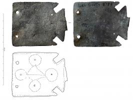 AGC-3049 - Plaque de ceinture ibériquebronzePlaque rectangulaire en tôle, une extrémité découpée en queue d'aronde ; perforations à l'opposé, pour la fixation ; fréquent décor gravé ou estampé.