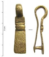 AGH-4004 - Agrafe de harnaisbronzeLa plaque antérieure, lisse, est interrompue par une moulure transversale en fort relief.