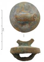 AJG-4023 - Anneau de jougbronzeAnneau de joug, coulé d'une seule pièce, composé d'un simple anneau disposé sur une base circulaire plate à rebords; robuste bélière au dessous.