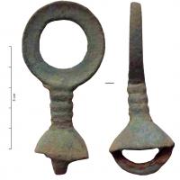 AJG-4047 - Anneau de jougbronzeAnneau de joug posé sur une semi-ovoïdale, forte bélière coulée en-dessous; entre l'anneau et la plaque, tige marquée de fortes moulures ; anneau de section plate.