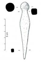 ALN-5001 - AlèneferTPQ : 400 - TAQ : 900Alène à corps renflé massif, de section carrée, surmontée d'une tête en cône plus ou moins arrondi ; l'extrémité distale est effilée et s'aplatit vers l'extrémité de manière à former un tranchant étroit.