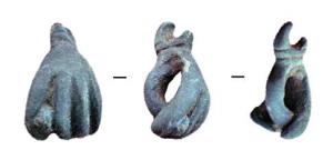 AML-3022 - AmulettebronzeAmulette en forme de main gauche, faisant le geste de la figue (le pouce passé entre le majeur et l'index); sur le poignet, molures transversales et anneau de suspension.