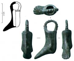 AML-3028 - Amulette en forme de piedbronzeTPQ : -150 - TAQ : -50Amulette coulée, en forme de pied tendu, généralement schématique, mais les doigts parfois figurés; objet creux, surmonté d'un anneau de suspension, qui peut être crénelé.