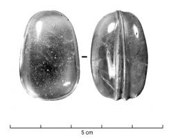 AML-4004 - Amulette figurée : noixcristal de rocheTPQ : 1 - TAQ : 200Amulette en forme de noix, sans relief sur les coques, mais avec la suture bien indiquée ; pas de suspension.