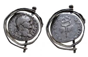 AML-4031 - Amulette : monnaie montéeargentMédaillon constitué d'une monture circulaire, enserrant une monnaie, et d'un dispositif à charnière permettant sans doute de la faire pivoter pour montrer les deux faces.