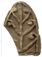 ANT-4010 - Antéfixe : Palmette à 7 branchesterre cuiteTPQ : 1 - TAQ : 300Façade en ogive allongée, présentant une palmette en gros traits en relief, très stylisée.