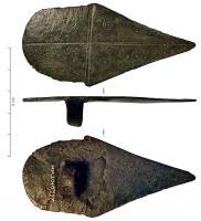 APH-3003 - Applique de harnaisbronzeApplique formée d’une plaque en demi-cercle et d’une pointe triangulaire, incisions en croix et cercles oculés. Au revers, bélière rubannée.