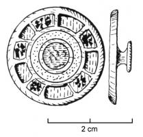 APH-4036 - Applique de harnais émailléebronzeTPQ : 150 - TAQ : 300Applique circulaire émaillée à deux couronnes autour d'un disque, le tout émaillé (mais la couronne externe est une juxtaposition de petites loges carrées).
