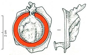APH-4076 - Applique de harnais : MinervebronzePlaque hexagonale avec couronne émaillée, isolant au centre une tête de Minerve casquée en ronde-bosse ; deux boutons de fixation au revers.