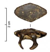 APH-4181 - Phalère de harnaisbronzeBouton losangique, à surface plane ornée d'une ligne d'ocelles, pourtour guilloché; au revers, fort anneau perpendiculaire, coulé en même temps que la plaque.