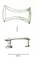 APH-4206 - Applique de harnaisbronzeTPQ : 1 - TAQ : 300Applique de harnais rectangulaire aux flancs concaves ; au revers, deux rivets de fixation.