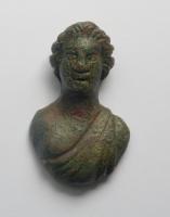 APM-4001 - Applique : buste fémininbronzeApplique de meuble en bronze, pourvue au revers d'une tige de section carrée, coulée avec l'objet : elle représente un buste féminin [?], drapé, sans attributs particuliers.