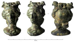 APM-4057 - Applique : Buste d'ApollonbronzeTPQ : 1 - TAQ : 300Buste aux traits efféminés, les cheveux reserrés au-dessus du crâne avec des mèches émergeant sur les côtés.
