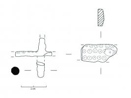 APM-4063 - Placage de meuble (coffre)fer et osPlacage décoratif de section semi-circulaire percée d'un tenon en fer pouvant jouer le rôle d'élément de fixation de l'objet à son support de bois. La face visible de l'objet est quant à elle décorée de deux lignes de cercles pointés. 