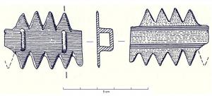 APP-1006 - Applique à bélièrebronzeTPQ : -950 - TAQ : -750Applique rectangulaire dont les grands côtés sont dentelés ; deux bélières rectangulaires au rervers ; décor de stries longitidinales ou transversales.