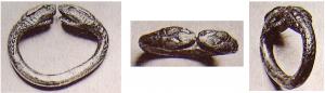 BAG-4044 - Bague à extrémités serpentiformesargentTPQ : 200 - TAQ : 300Bague ouverte, dont le jonc se termine par deux têtes de serpents affrontées, généralement bien formées avec relief et détails (écailles se prolongeant au début du jonc).