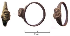 BAG-4073 - Bague avec tête (Sarapis ?)bronzeTPQ : 1 - TAQ : 300Simple anneau fermé, à jonc étroit, d'où émerge en fort relief une tête d'homme barbu : Jupiter ? Sarapis ?