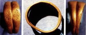BAG-4133 - Bague doubleorTPQ : 1 - TAQ : 300Bague composée de deux anneaux massifs identiques, soudés ensemble en plusieurs points pour former une seule bague double ; chatons aplatis lisse ou portant un signe (palme) ou une inscription.