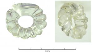 BAG-4177 - Bague à décor plastiquecristal de rocheTPQ : 200 - TAQ : 400Bague entièrement sculptée en ronde-bosse : l'anneau, particulièrement épais, est fortement godronné sur la face externe, dégageant un chaton lisse.