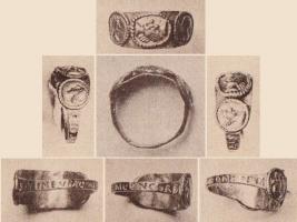 BAG-4299 - Bague inscrite et à médaillonorBague à anneau mince, s'élargissant brusquement à mi-hauteur formant un arc convexe recevant un décor de médaillons. L'anneau est inscrit.