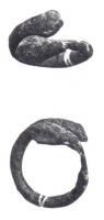 BAG-4336 - BaguebronzeBague ouverte ornée de têtes de serpents stylisées opposées placés sur deux plans.