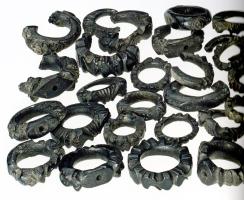 BAG-4427 - Bague à jonc mouluré
jais
Anneau dont tout le pourtour est creusé d'encoches et de moulures, parfois avec un chaton dégagé pour un cabochon rapporté (percement).