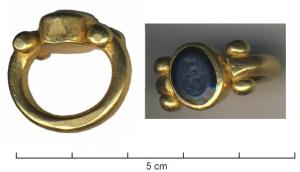 BAG-5005 - Bague à intailleorBague constituée d'un anneau de section ronde, plus ou moins forte et parfois légèrement aplatie, ou guillochés ; le chaton bien enserré dans un cabochon à bords verticaux (éventuellement hexagonal) consiste en une intaille romaine ; de part et d'autre du départ du jonc, deux boules en or.