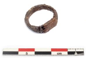 BAG-5079 - Bague (islamique ?) à chaton (inscrit ?)ferBague à jonc plat, chaton rectangulaire plat et sans doute gravé, peut-être d'une inscription arabe.