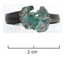 BAG-6007 - Bague à cabochon rapportébronzeBague à jonc plat, refermé sur une plaque circulaire fixée par brasure et sur laquelle se monte un cabochon, également brasé.
