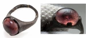 BAG-6019 - Bague à chaton hémisphériqueargentBague à jonc étroit, chaton évasé à griffes portant un cabochon de verre, souvent rose pâle et parfois gravé d'une inscription islamique en caractères coufiques.