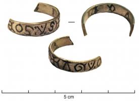 BAG-7003 - Bague inscriteargentSimple anneau plat, avec une inscription incisée sur tout le pourtour externe (autour d'une croix cléchée), et également à l'intérieur.