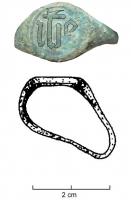 BAG-8002 - Bague IHSbronzeBague moulée, avec un chaton ovale à l'axe de l'anneau portant la marque IHS dans une moulure (lettres gothiques).