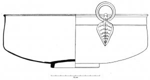 BAS-4017 - Bassin de type Boesterd 189
bronze
Bassin à panse rectiligne, bord légèrement épaissi, fond creux posé sur un support annulaire. Sous la lèvre, une attache foliacée fixée par brasure permet l'articulation d'un anneau de suspension.
