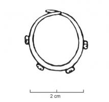 BCO-3014 - Boucle d'oreilleargentTPQ : -550 - TAQ : -400Simple anneau ouvert, au corps légèrement renflé et aux extrémités effilées, orné à intervalles réguliers de protubérances évoquant des granulations.