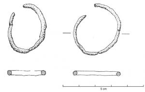 BCO-5007 - Boucle d'oreillebronzeTPQ : 500 - TAQ : 700Boucle d'oreille constituée d'un simple anneau ouvert, de section ronde ou semi-ovalaire.