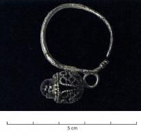 BCO-5013 - Boucle d'oreilleargentTPQ : 570 - TAQ : 720Boucle filiforme à crochet, ornée sur le côté d'un cabochon filigranné, avec inclusion de pierre précieuse.