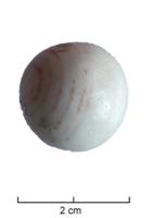 BIL-9004 - Bille en faïence, peinte
faïence
Bille en céramique glaçurée blanche, assez irrégulière, avec des cercles concentriques peints en rouge.