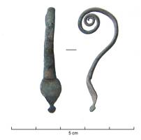 BLS-4018 - BalsamairebronzeTPQ : -25 - TAQ : 25Balsamaire à anse surélevée, plate, dont le sommet forme une spirale au-dessus de la lèvre du vase ; attache inférieure simplement martelée en pointe, ou en forme de feuille terminée par un bouton.