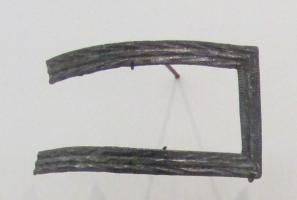 BOC-9030 - Boucle bronzeTPQ : 1600 - TAQ : 1850Boucle à large cadre rectangulaire, convexe, souvent orné de cannelures ; parfois, au revers, marque du fabricant.