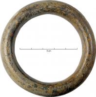 BRC-2014 - BraceletligniteBracelet en lignite, annulaire, à jonc inorné de section ronde, ovale à en D, voire irrégulière.