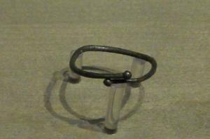 BRC-2060 - Bracelet à tamponsbronzeBracelet ouvert, de section ronde étroite (jonc simple); tampons en forme de petites sphères.