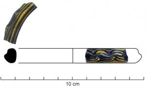 BRC-3014 - Bracelet de série 40verreTPQ : -150 - TAQ : -125Bracelet à jonc simple, section en D, en verre bleu foncé, sur lequel est rapporté un filet épais formant un serpent ondé bicolore, en verre mêlant le même verre bleu foncé et une teinte jaune opaque.
