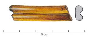 BRC-3577 - Bracelet Geb. 35averreTPQ : -150 - TAQ : -100Bracelet peu épais, de couleur brun miel à brune, sans décor et caractérisé par un sillon médian délimitant deux côtes d'égales dimensions. 